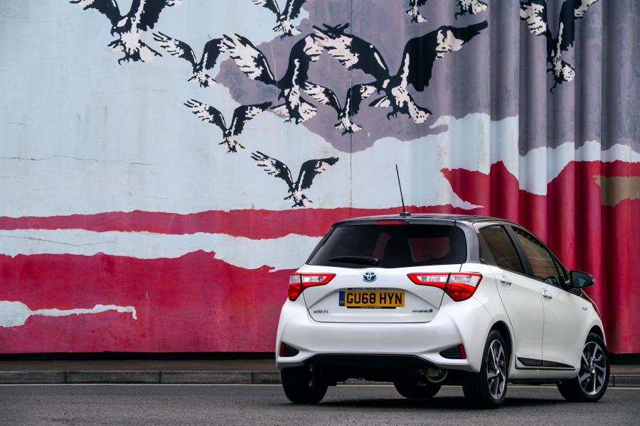  Toyota Yaris Hybrid Y20 2019 года  (UK) (фото 15 из 38)